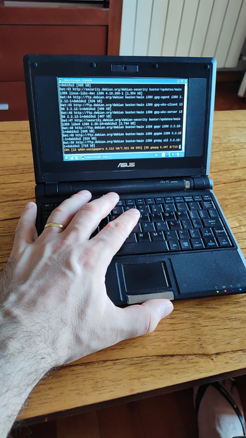 ASUS Eee PC 701 Linux Netbook