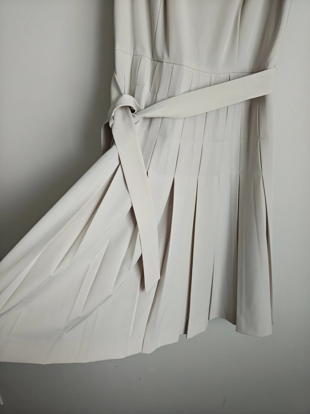 Calvin Klein Women's Beige Sleeveless Pleated Dress Size 8 - photo 3