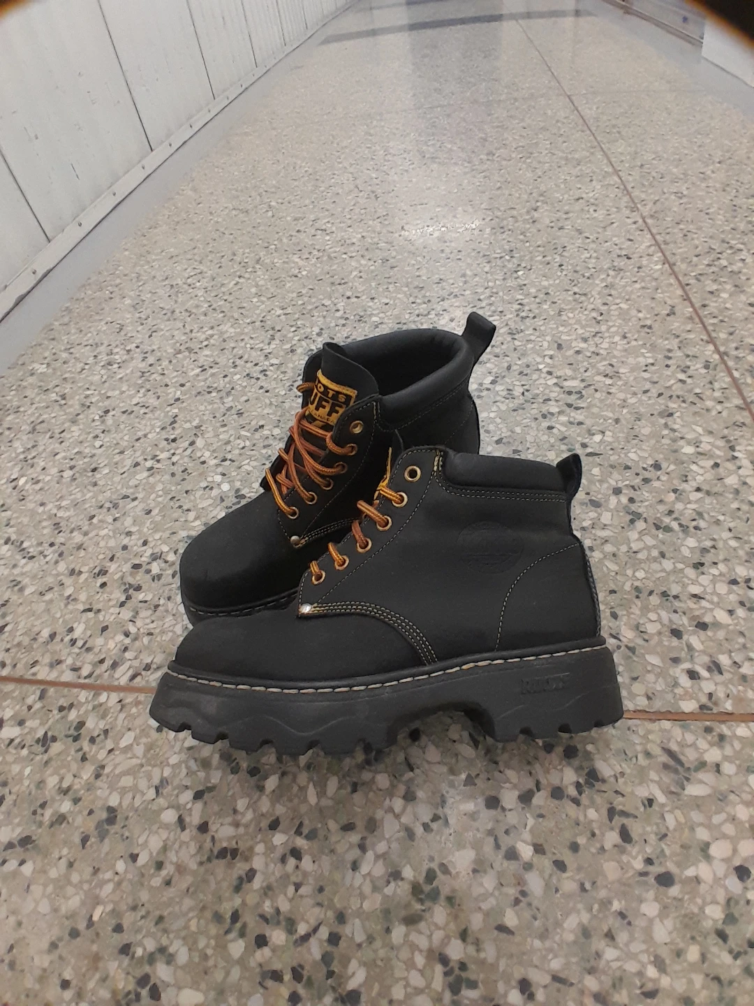 Roots of Canada Boots Women's Size 6.5 - photo 4