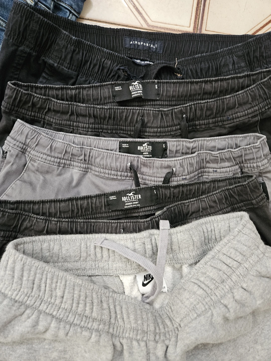 7 mens jeans and joggers ..size small - photo 4