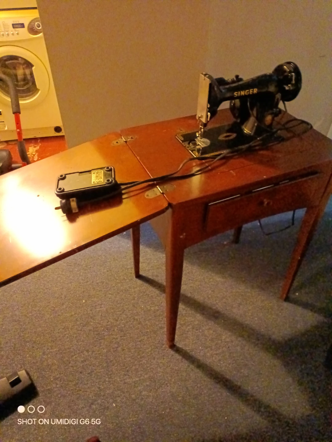Singer Sewing Machine with Wooden Cabinet - photo 5