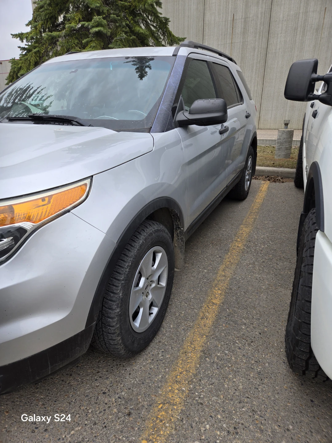 2014 Silver Ford Explorer AWD - photo 3