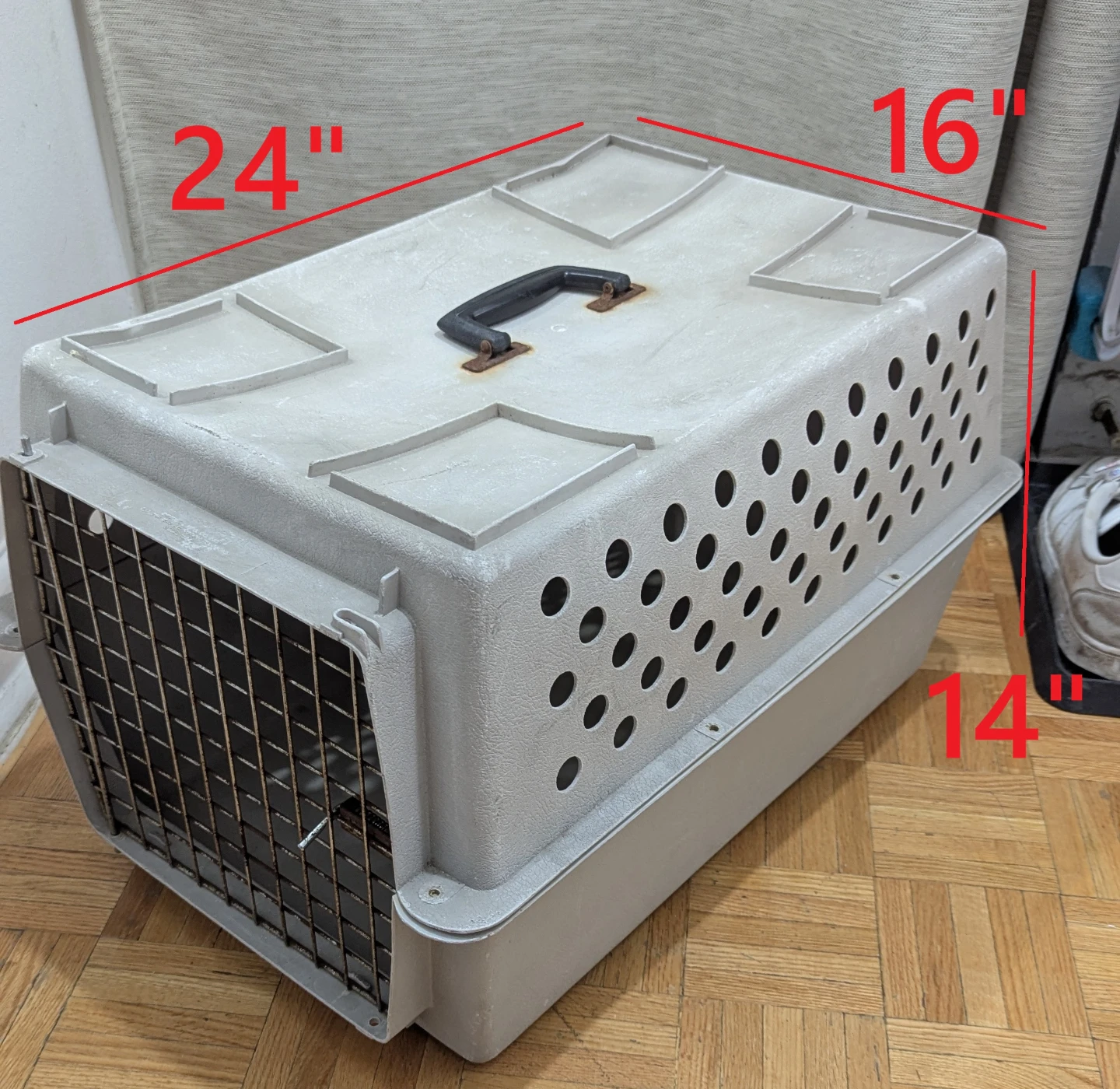 USED Small Dog\Cat kennel Cab with locking door. Pet carrier