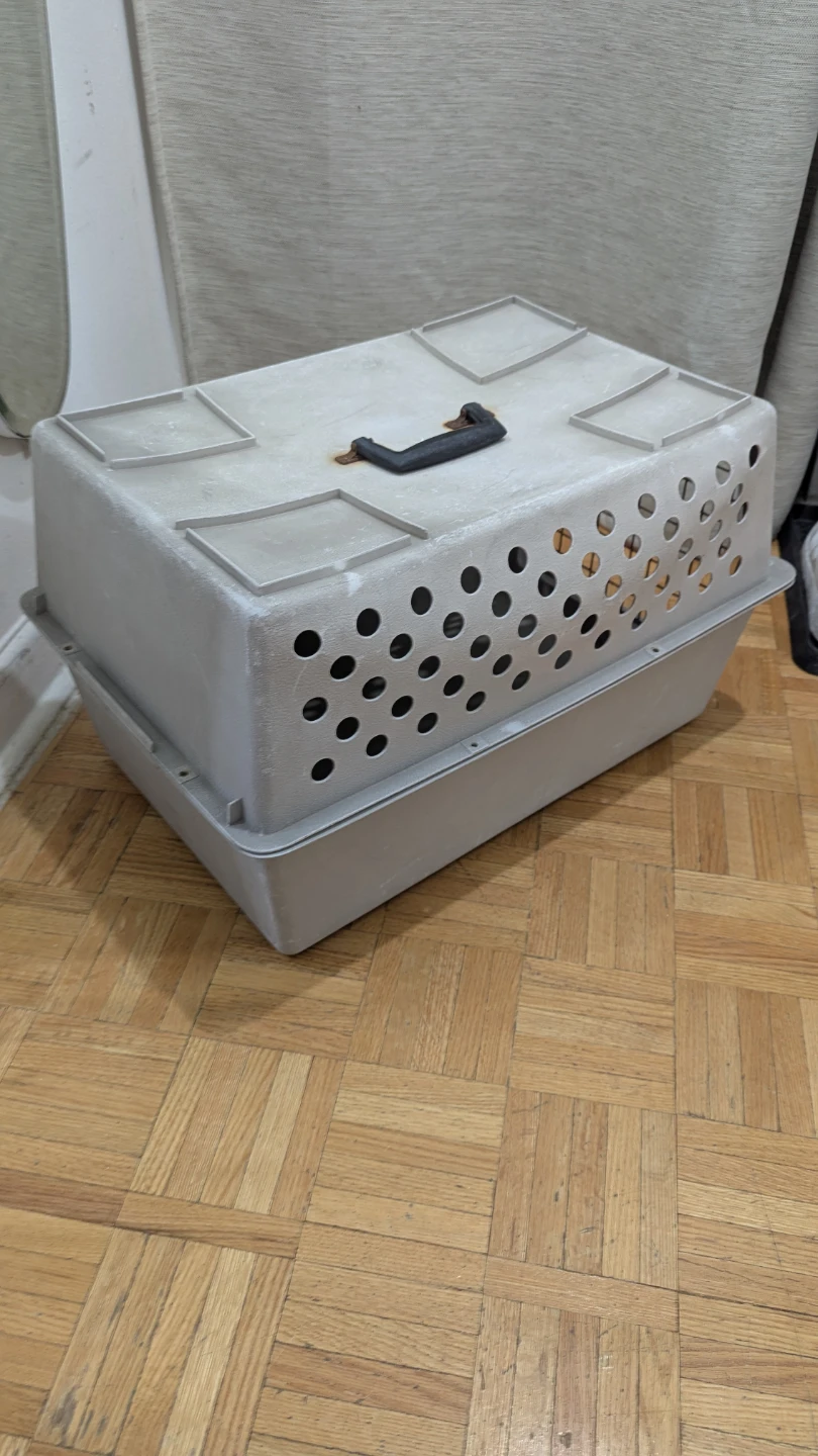USED Small Dog\Cat kennel Cab with locking door. Pet carrier - photo 2