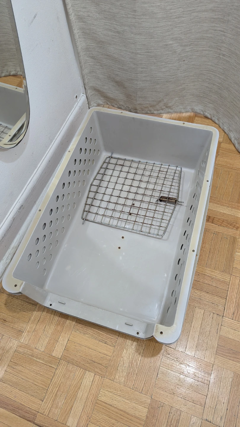 USED Small Dog\Cat kennel Cab with locking door. Pet carrier - photo 3