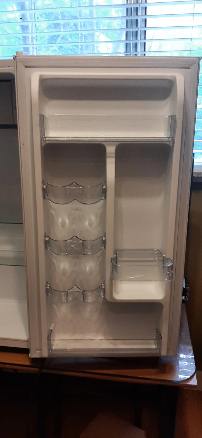 Galanz Compact White Mini Fridge READ DESCRIPTION ON SIZE - photo 3