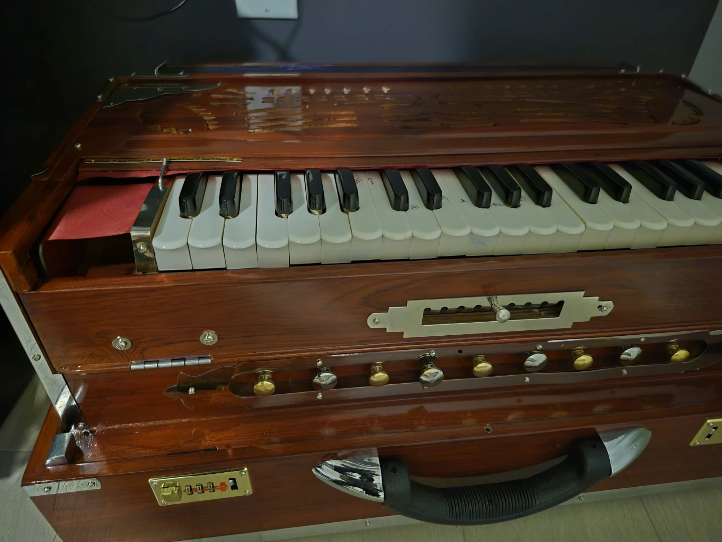 Scale changer harmonium