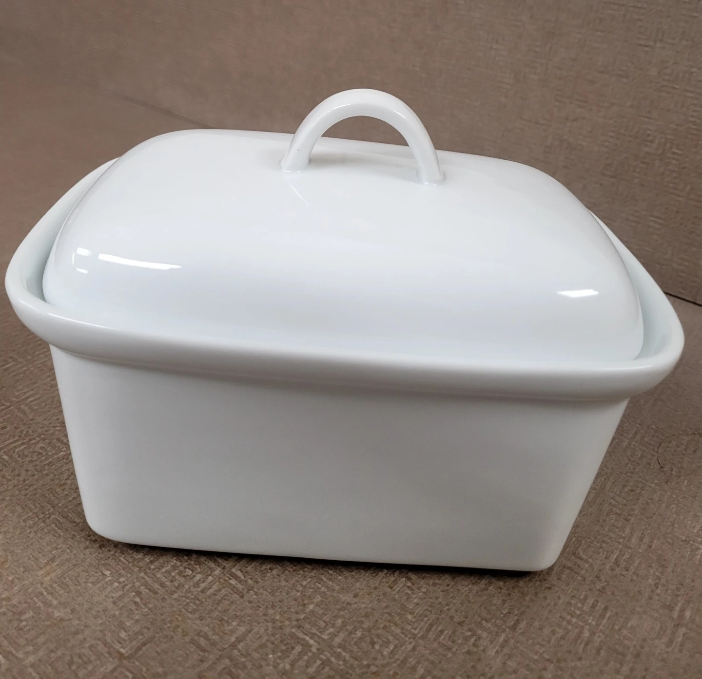 White Ceramic Covered Casserole Dish🥕🌱