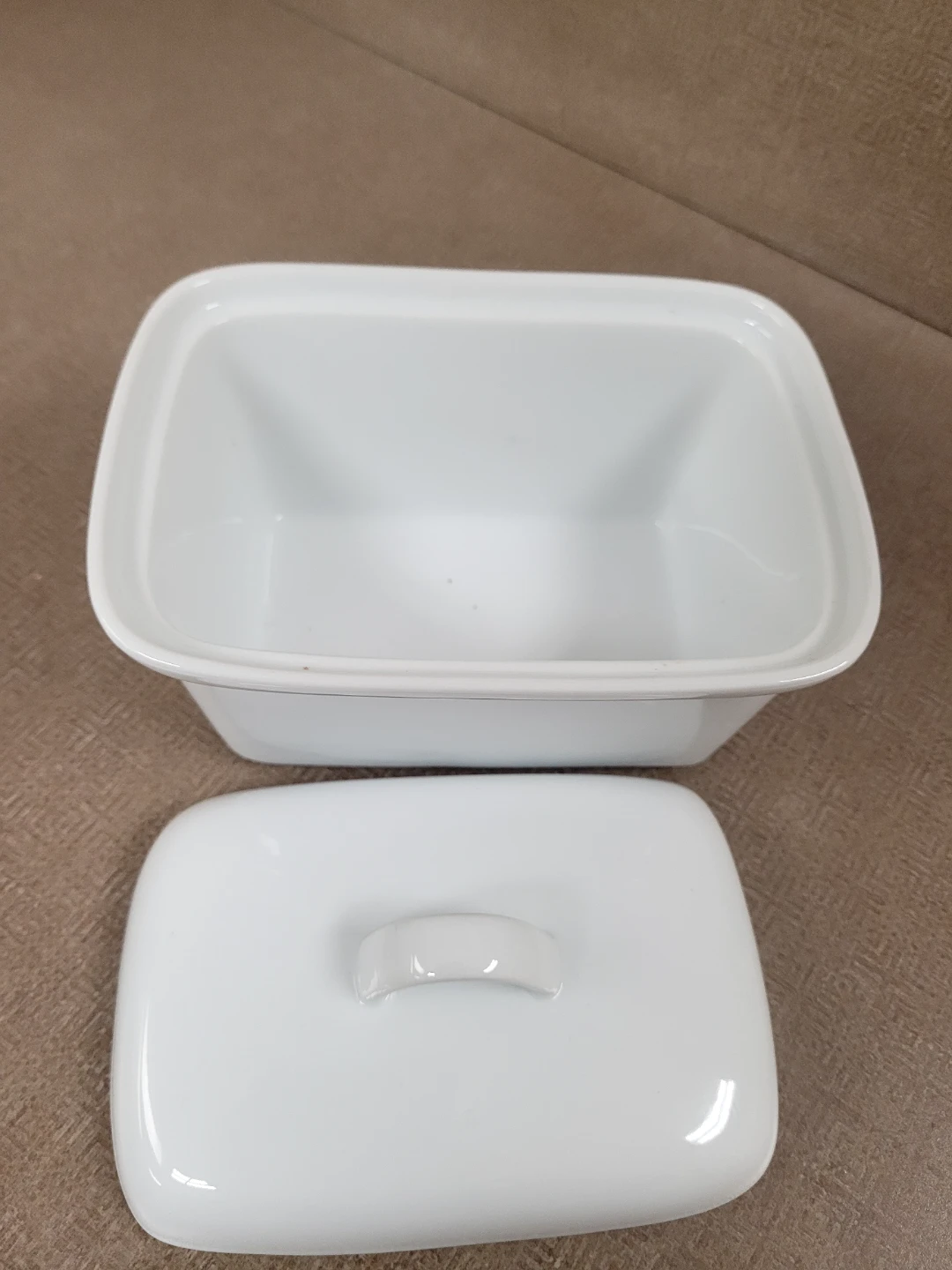 White Ceramic Covered Casserole Dish🥕🌱 - photo 2