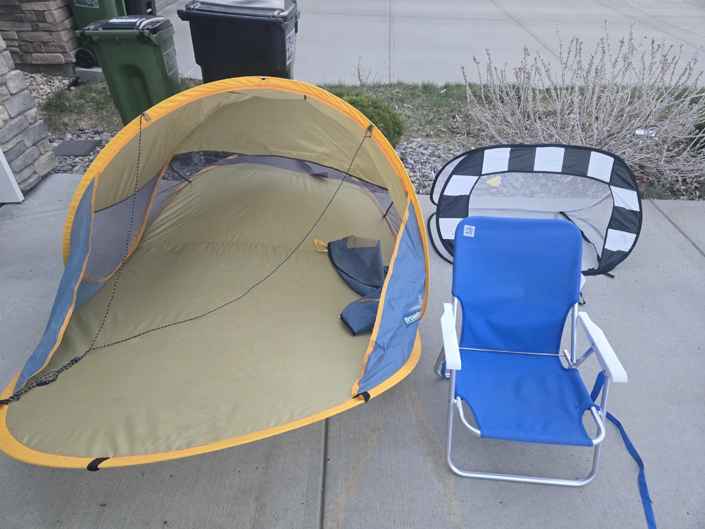 Broadstone Pop-Up Beach Tent and Blue Camp Chair - photo 3