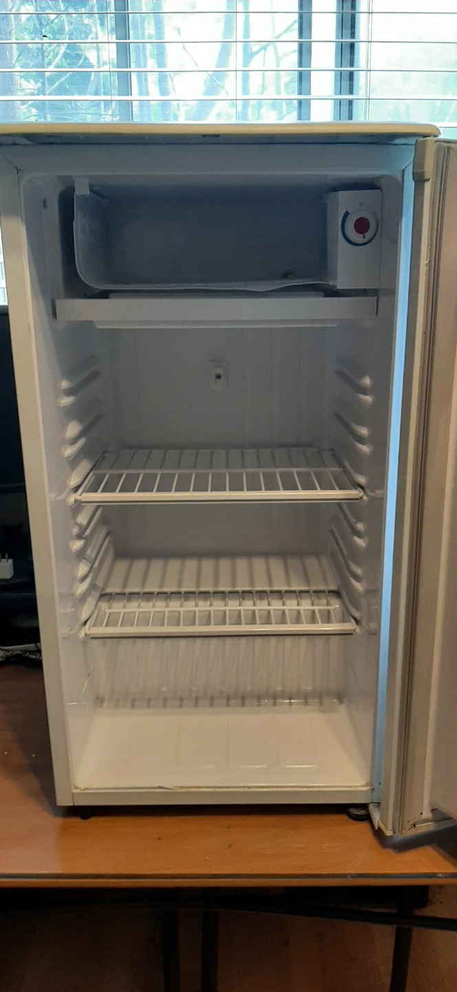 Danby Compact Mini Fridge READ DESCRIPTION ON SIZE - photo 2