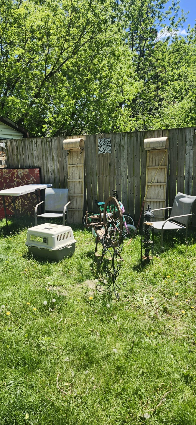 Yard Sale 5506 Highland Ave Niagara Falls - photo 3