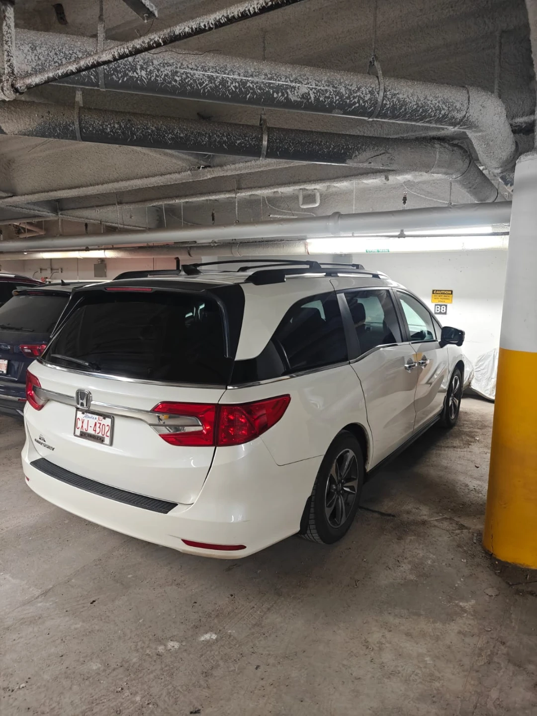 White Honda Odyssey Van - photo 3