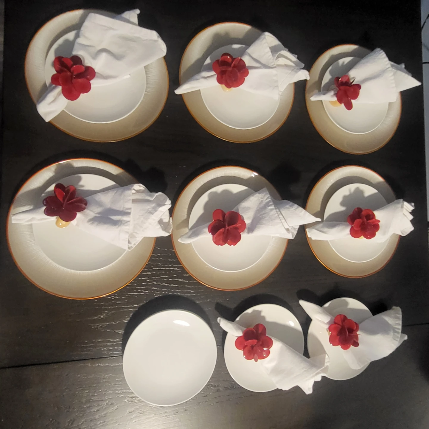 Set of 8 White and Gold Charger Plates with Napkins and Rings - photo 2