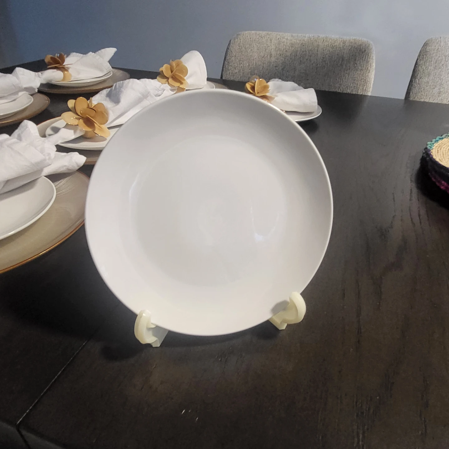 Set of 8 White and Gold Charger Plates with Napkins and Rings - photo 3