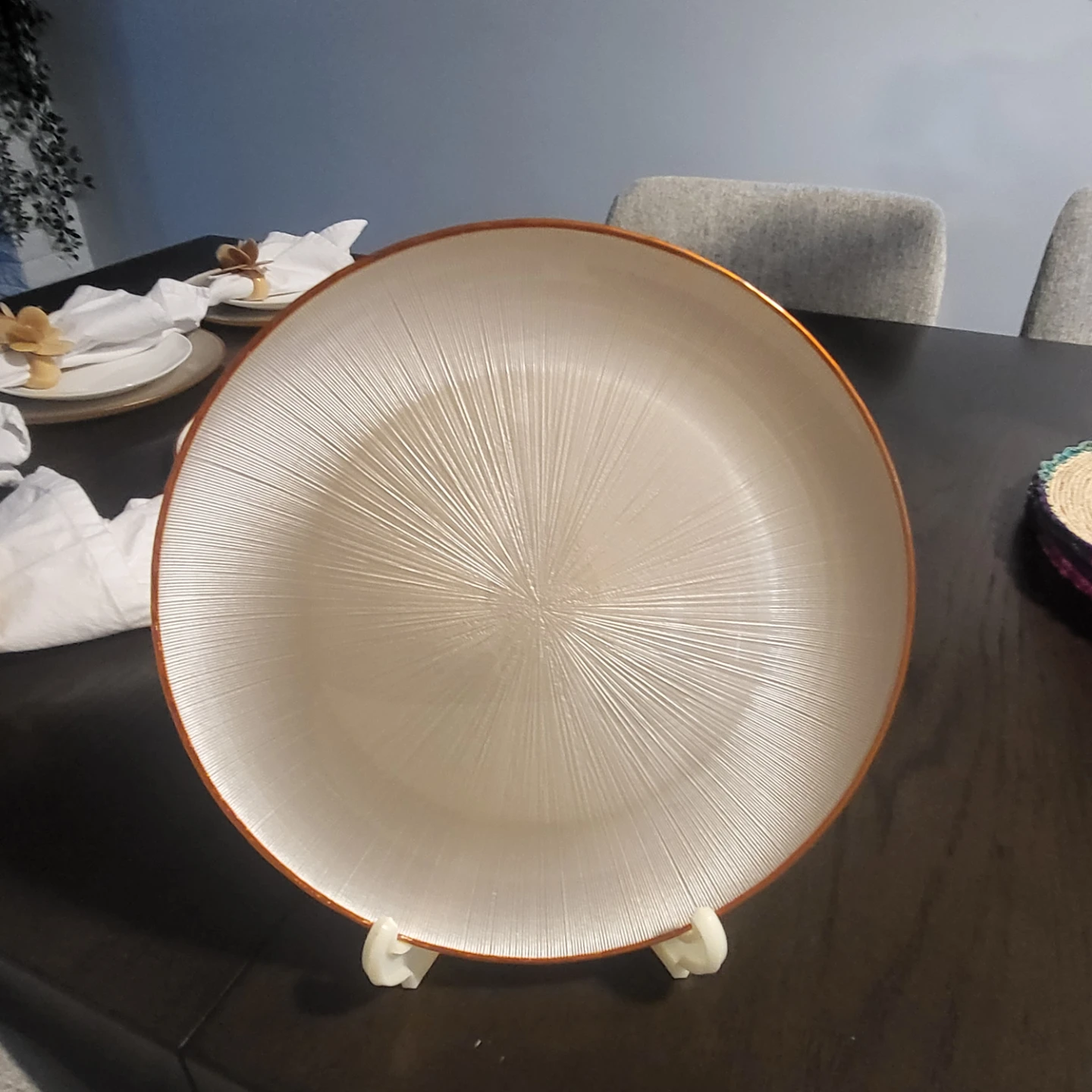 Set of 8 White and Gold Charger Plates with Napkins and Rings - photo 4