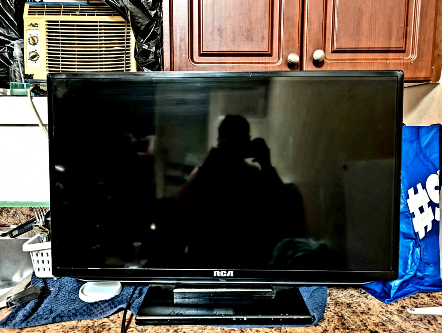 RCA 32-inch HD LED television, specifically model RLED3265A - photo 4