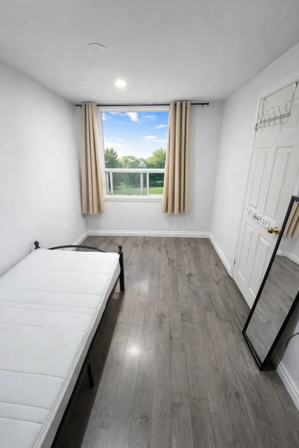Bright Furnished Room for Rent – Scarborough