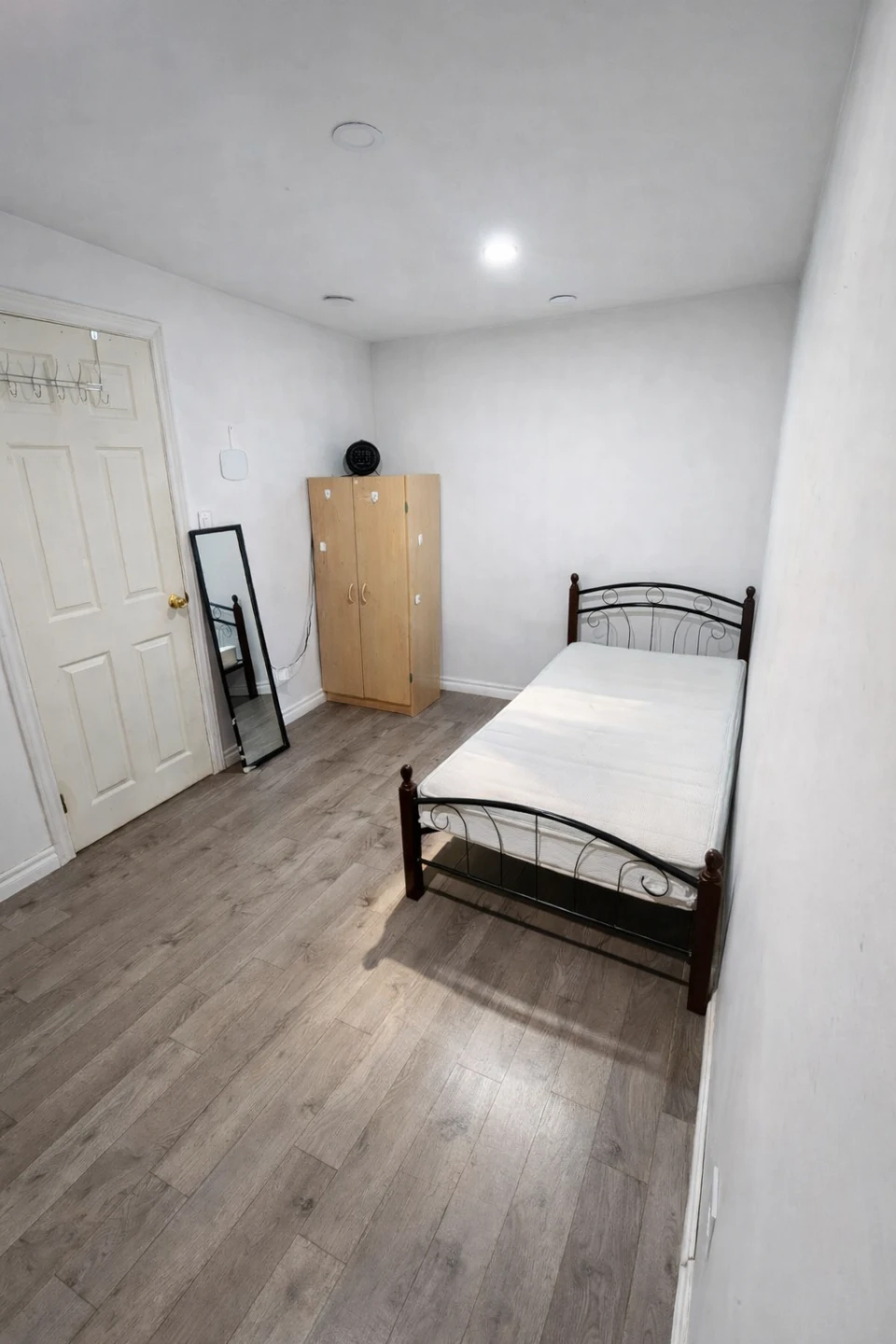 Bright Furnished Room for Rent – Scarborough - photo 2