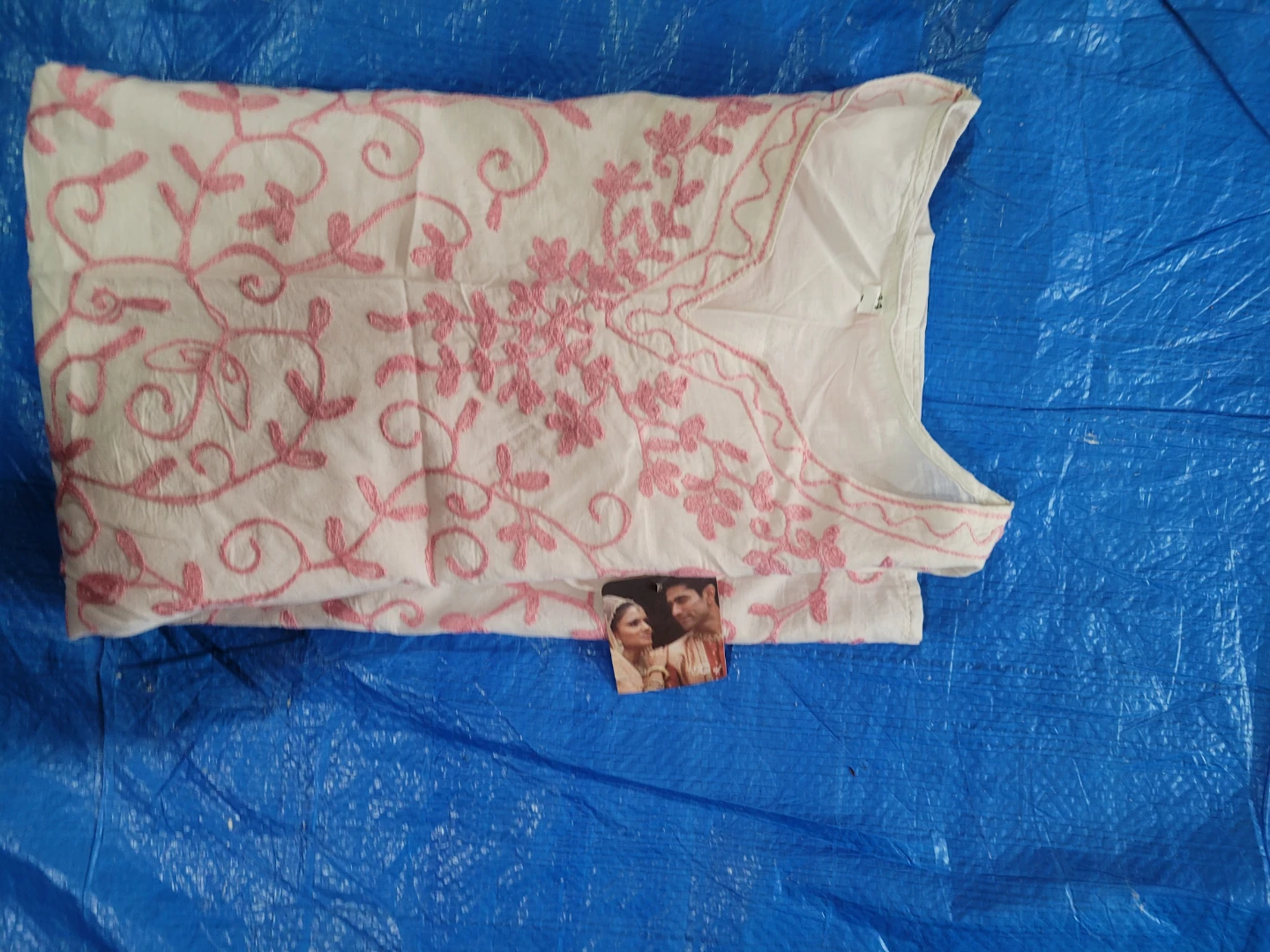 White embroidered kurti with pink floral detail - photo 5
