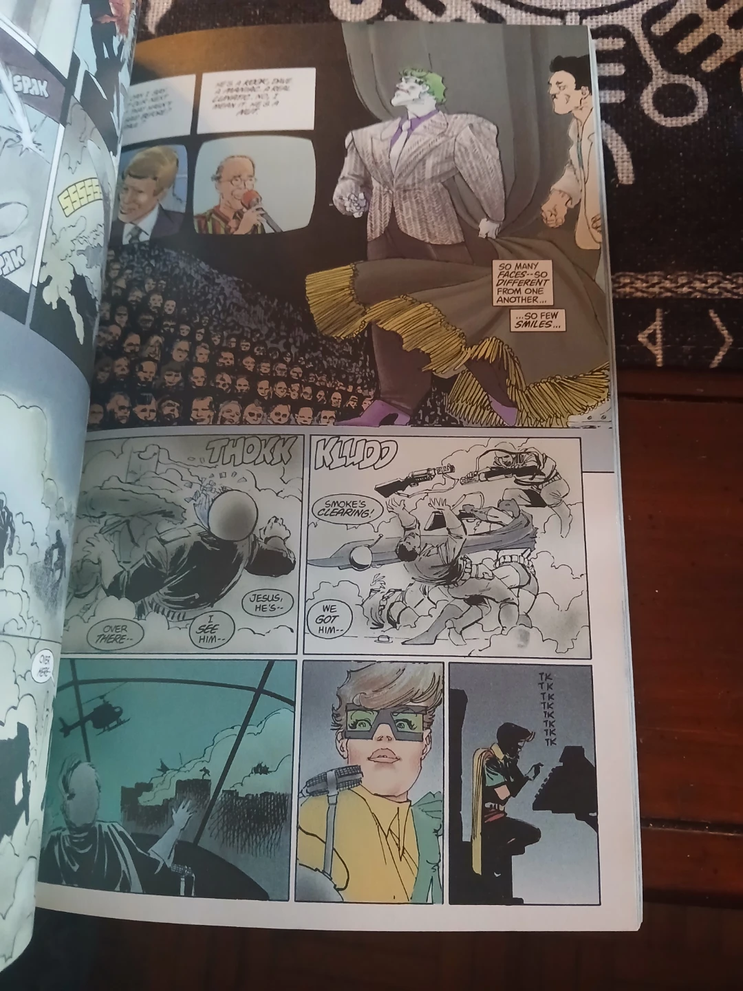 Batman: The Dark Knight Returns Graphic Novel - photo 3