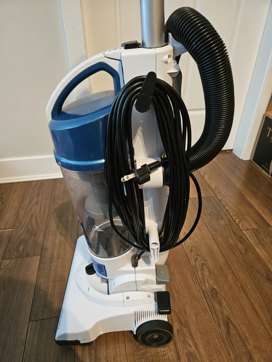 Bissell Vacuum Cleaner - Good Condition - photo 4