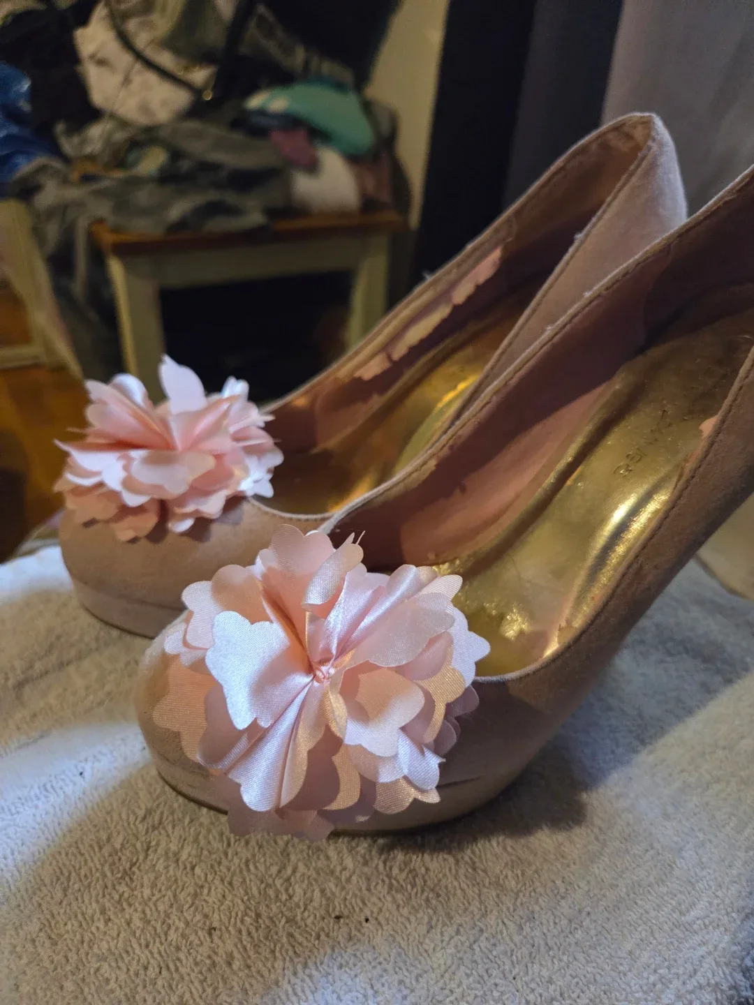 Pink Suede Heeled Shoes with Flower Embellishment - Size 7.5 - photo 2