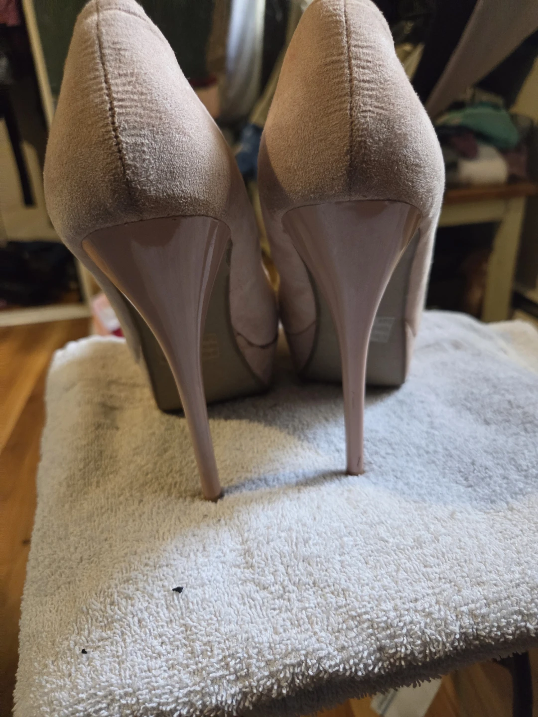 Pink Suede Heeled Shoes with Flower Embellishment - Size 7.5 - photo 3