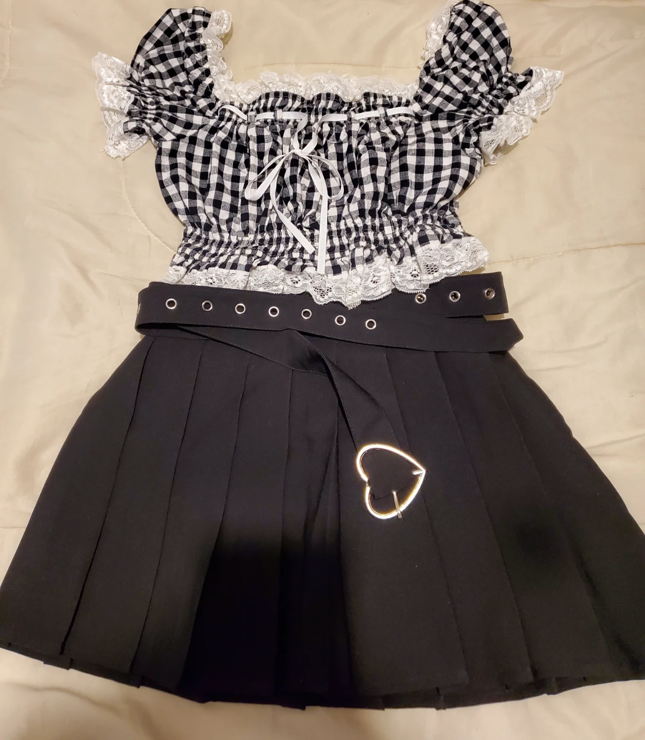 Classic black pleated mini skirt with heart buckle belt - photo 2