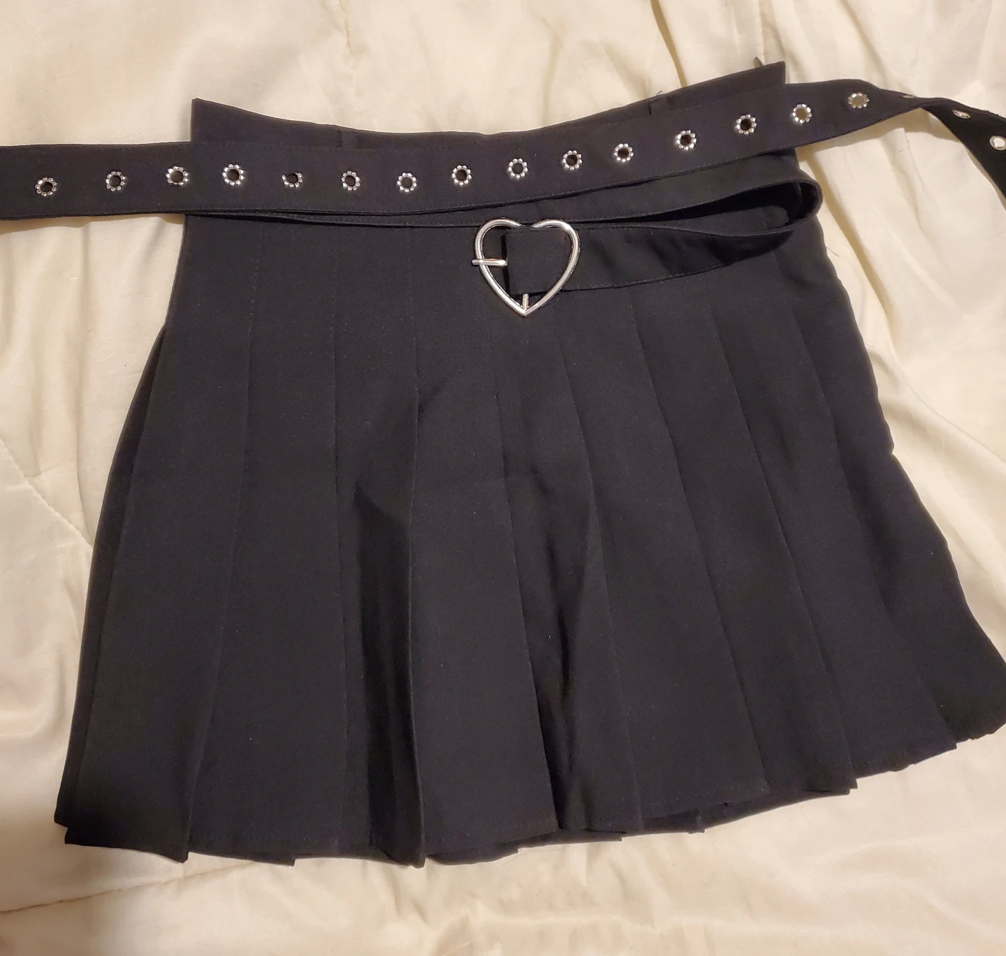 Classic black pleated mini skirt with heart buckle belt - photo 3