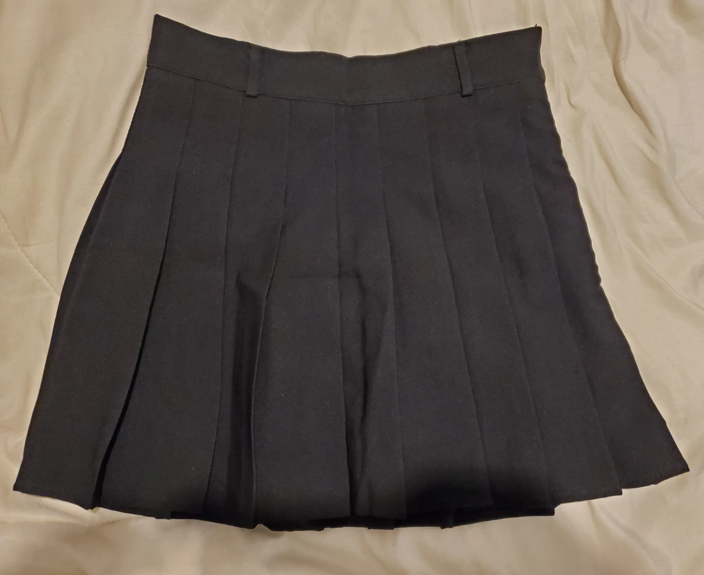 Classic black pleated mini skirt with heart buckle belt - photo 4