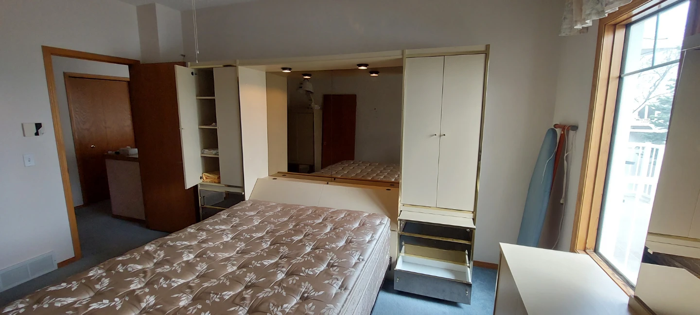 Queen bedroom set with dressers - photo 3