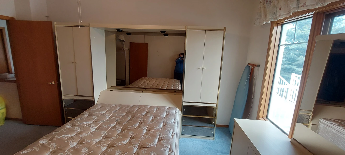 Queen bedroom set with dressers - photo 5