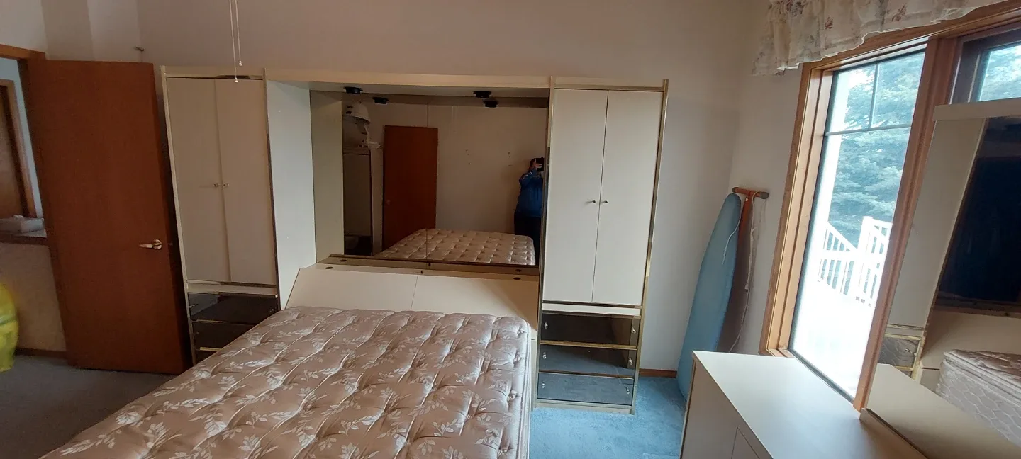 Queen bedroom set with dressers - photo 5