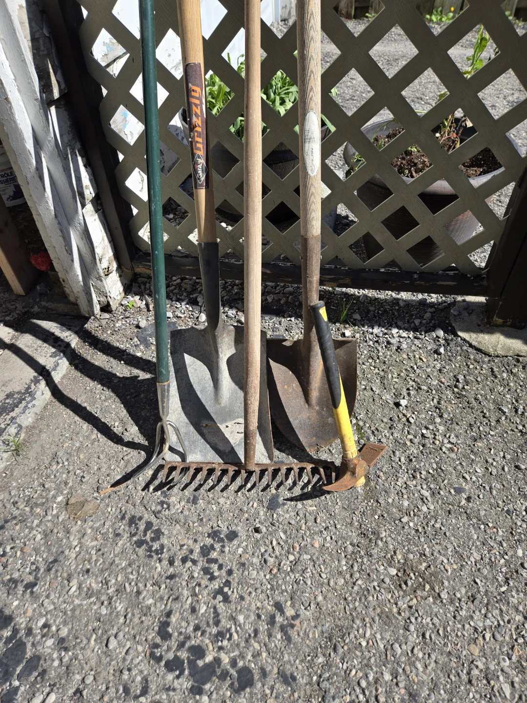 Grizzly Garden Tools - Shovel, Rake, and Hoe - photo 3