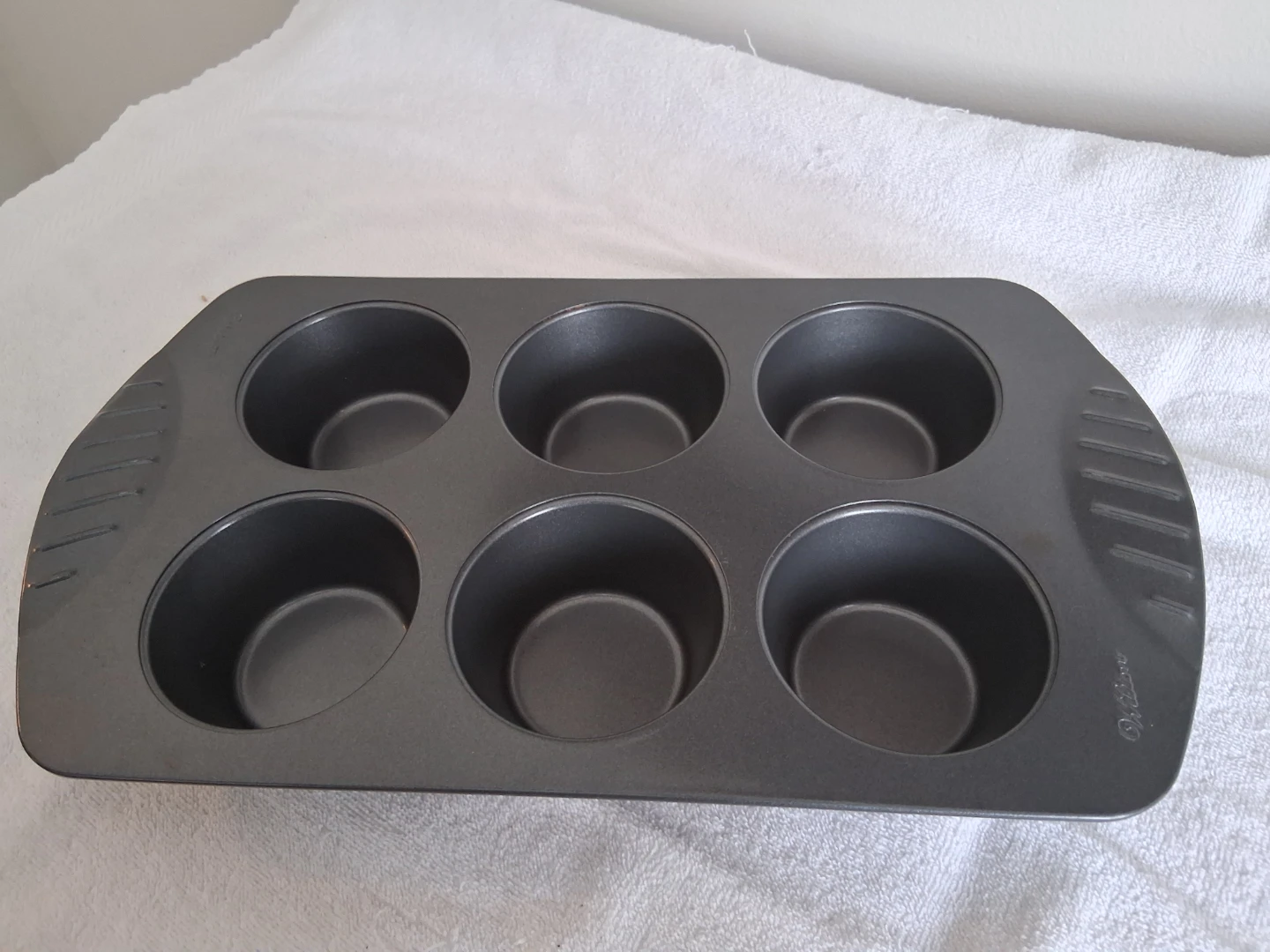 Wilton 6-Cup Muffin Pan
