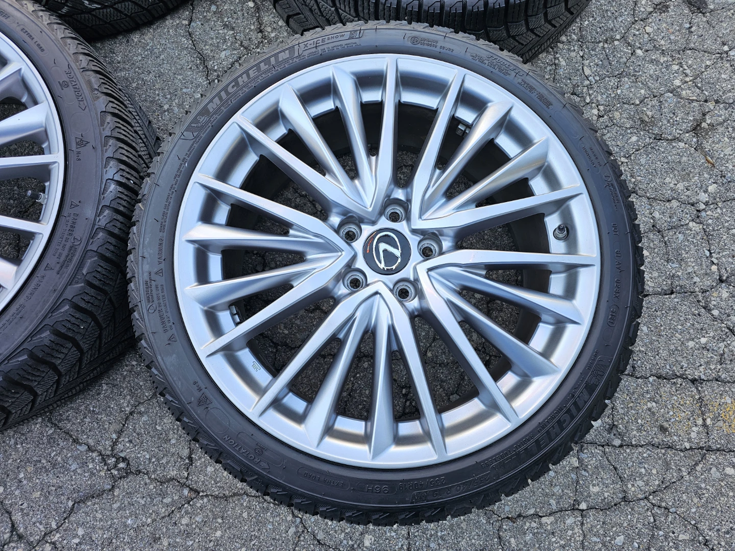 LEXUS IS, ES WINTER PACKAGE 235/40 R19