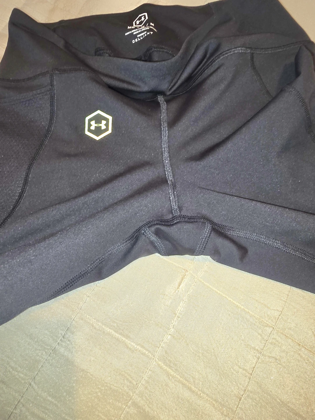 Under Armour Black Capris Size M - photo 5