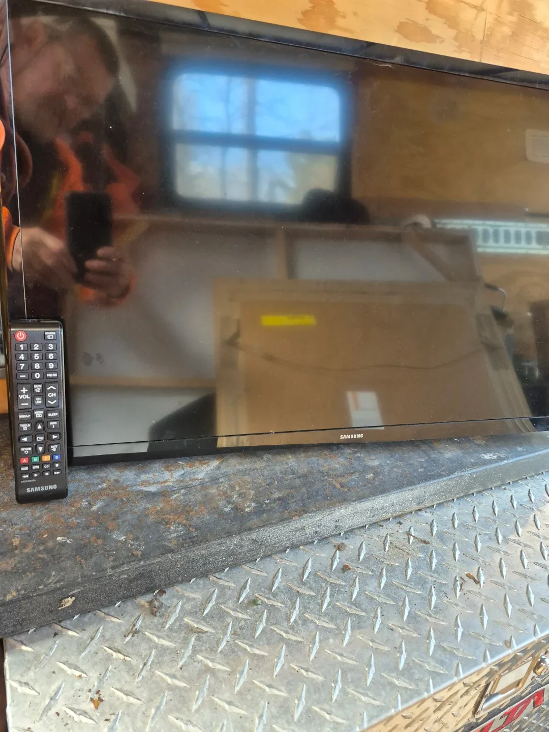 Samsung 32 Inch TV with Remote - photo 2