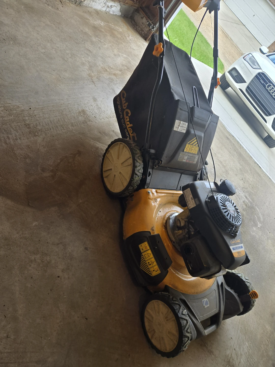 Cub Cadet Signature Cut Series Lawnmower