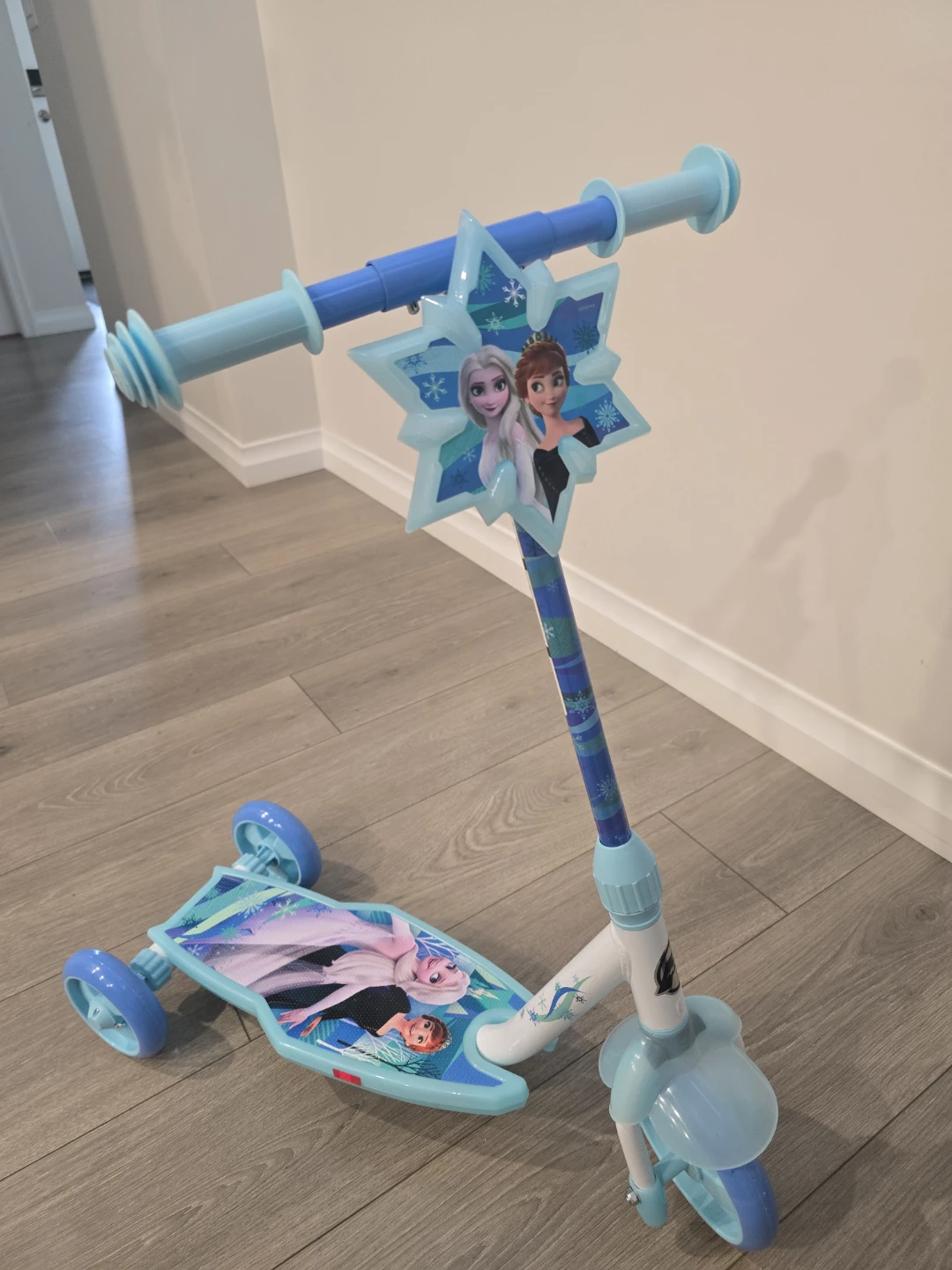 Frozen 3-Wheel Kids Scooter - photo 3