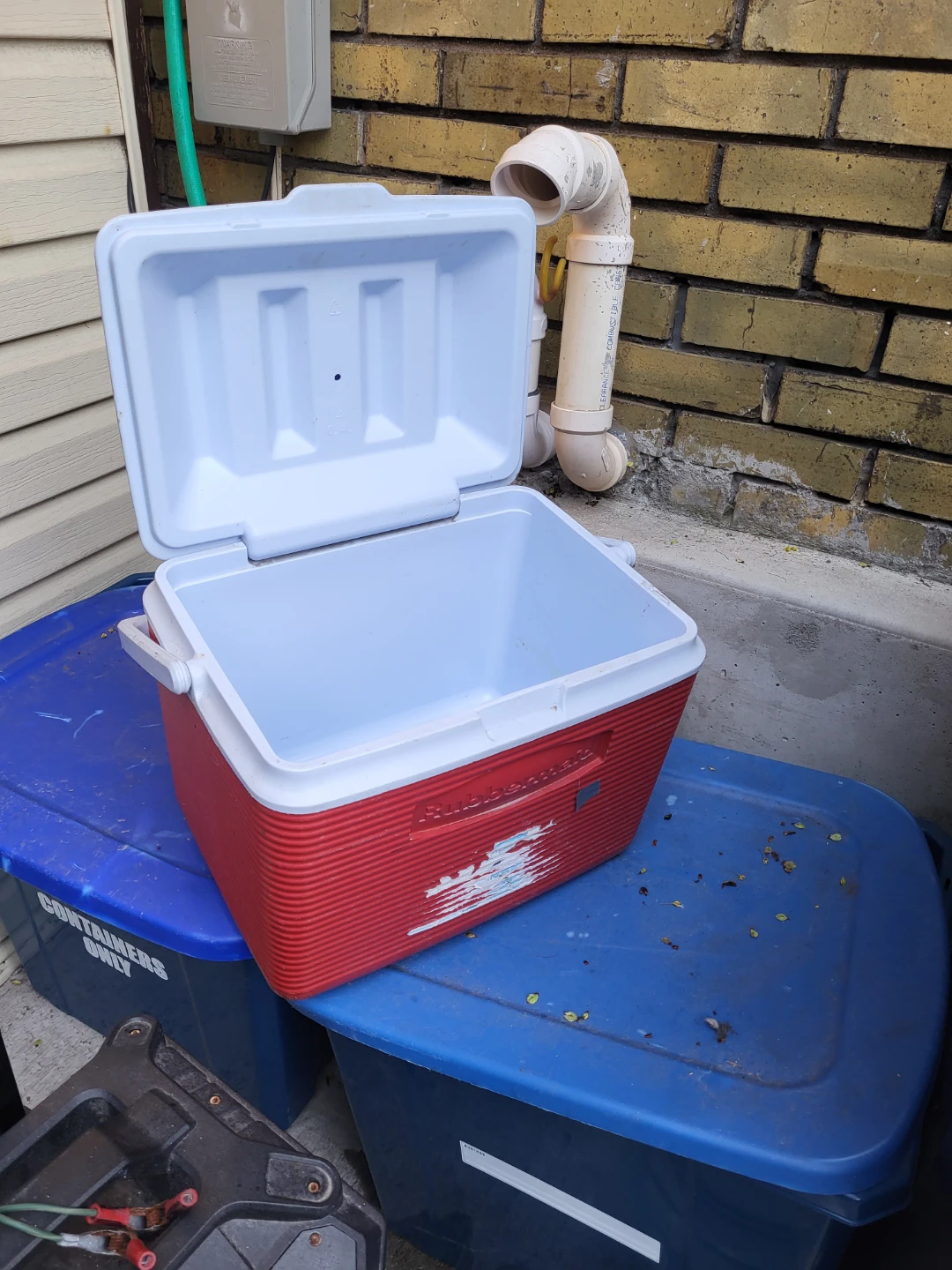 Rubbermaid Cooler - Red
