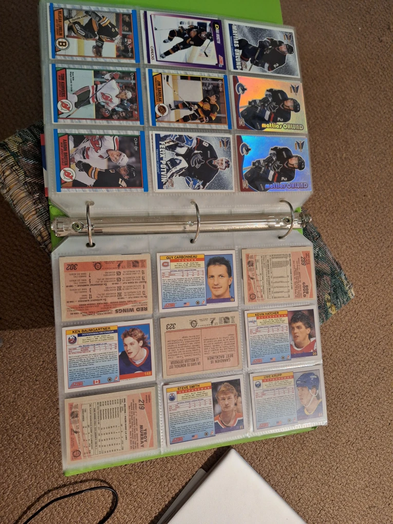 Collection of over 300 Hockey Cards