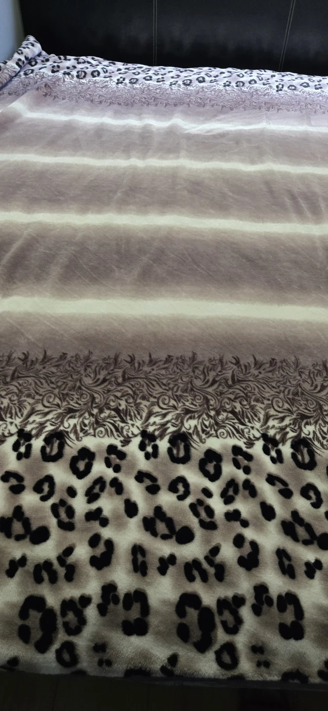 Fleece throw blanket with leopard print