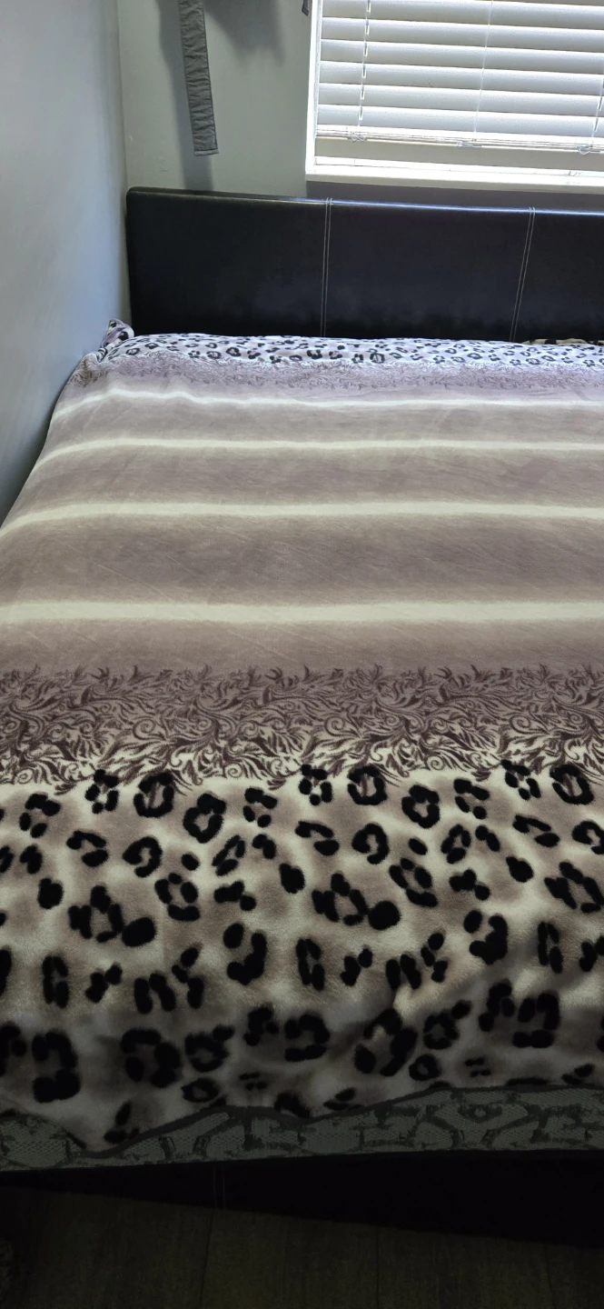 Fleece throw blanket with leopard print - photo 2