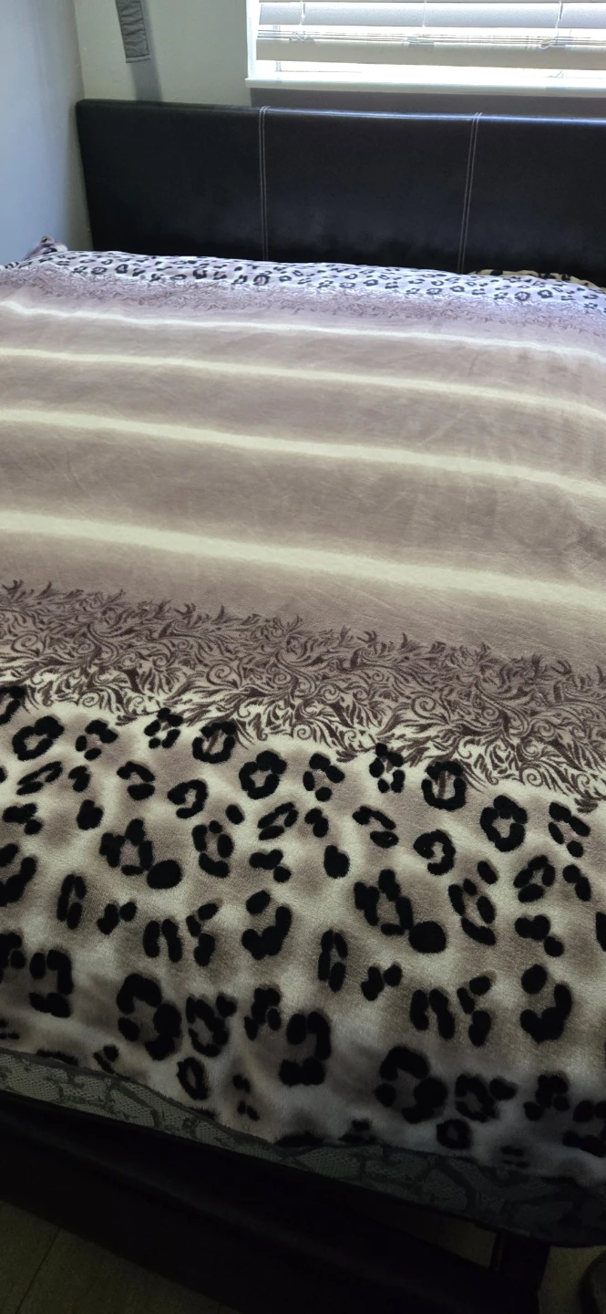 Fleece throw blanket with leopard print - photo 3