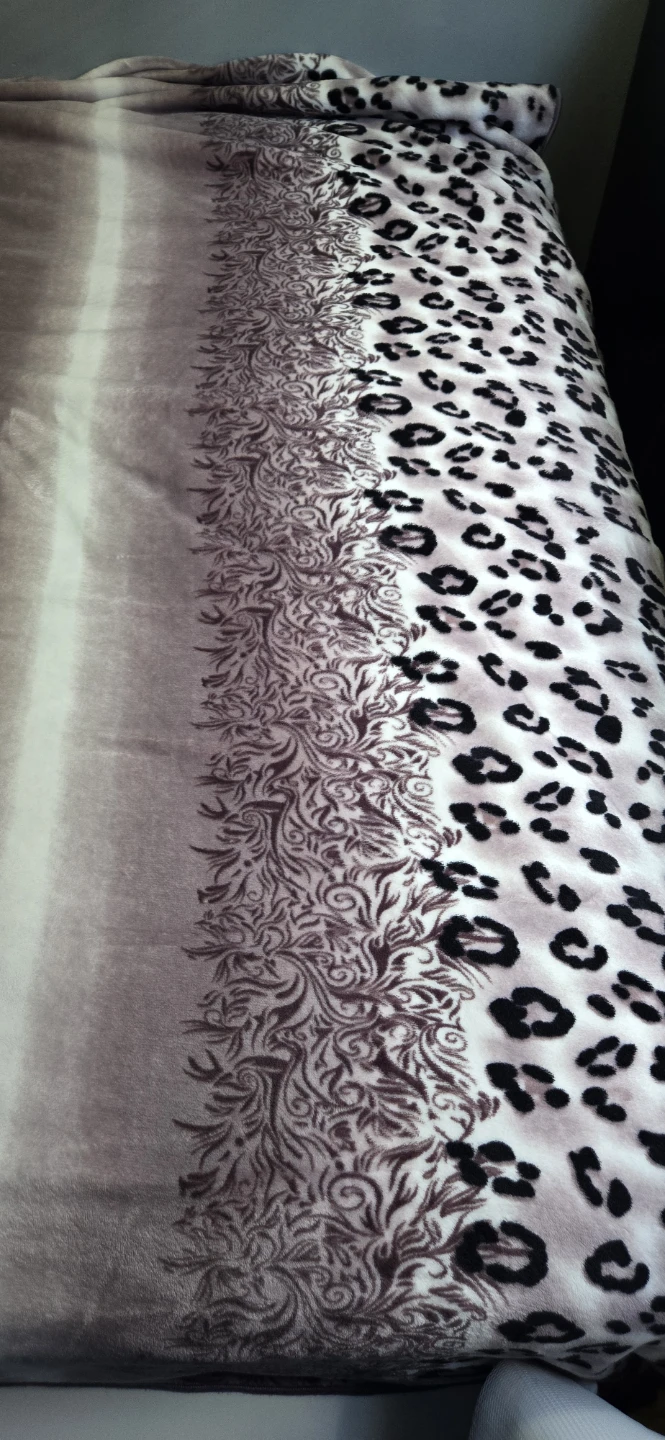 Fleece throw blanket with leopard print - photo 4