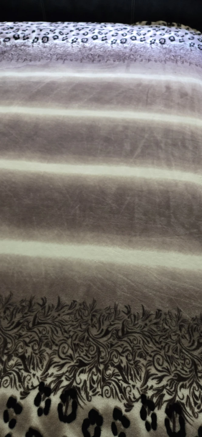 Fleece throw blanket with leopard print - photo 5