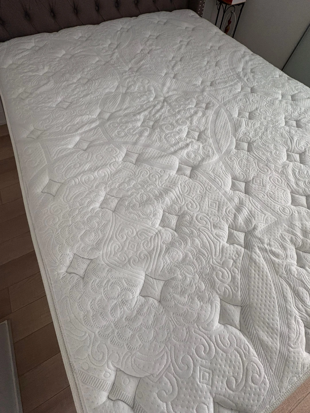 Kingsdown Queen Size Studio Burton Mattress ' Like New - 399 - photo 2