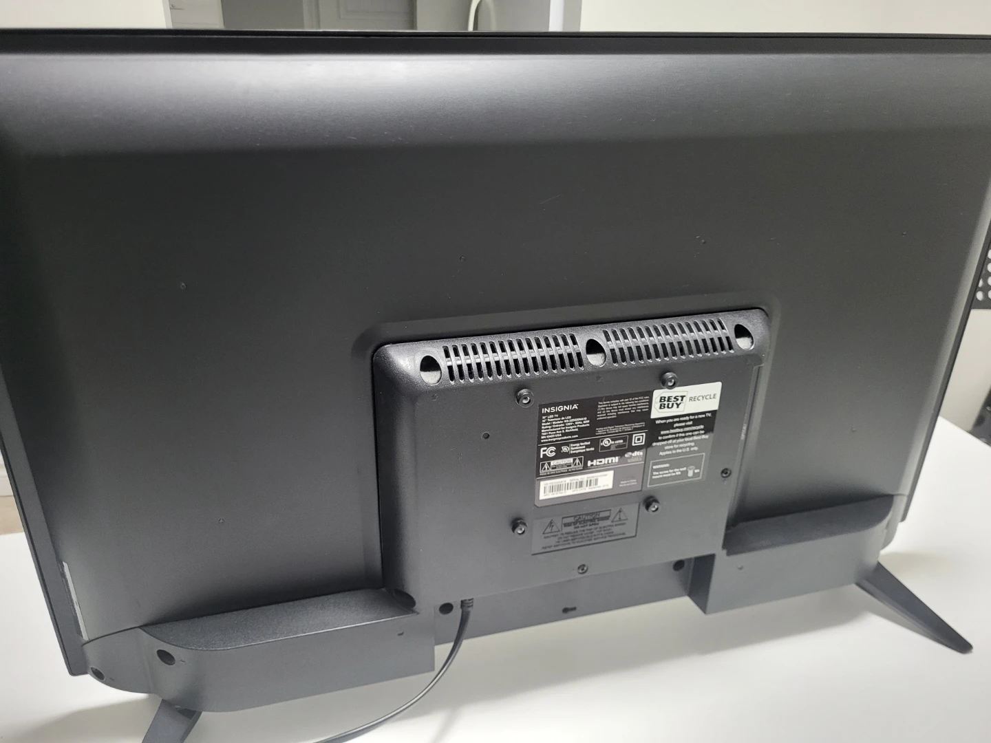 Insignia 32" LED HD TV - photo 2